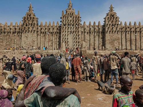 BİR CAMİ, BİR TOPLUM, BİR SİSTEM: CENNE’DEN YANSIYANLAR